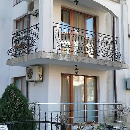 アパートホテル Triumph Village 4*