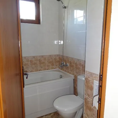 מלון דירות Triumph Village 4*