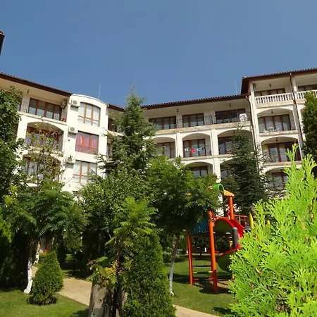 アパートホテル Triumph Village 4*